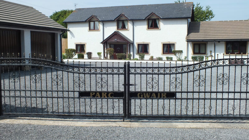 Parc-Gwair-Cottage-Front